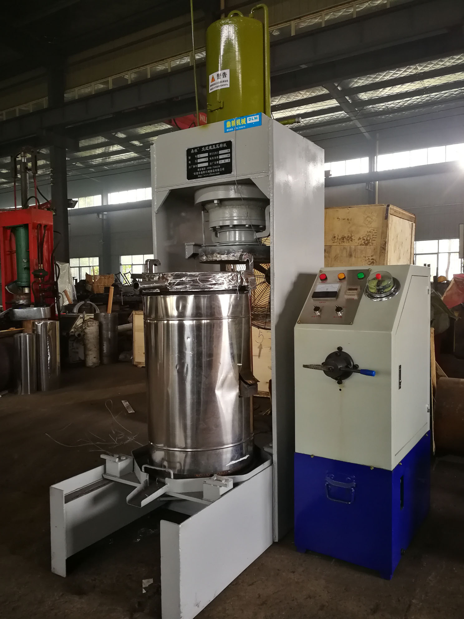 不銹鋼超高壓立式液壓壓榨機(jī)，果汁壓榨機(jī)，果渣壓榨機(jī)，藥材壓榨，油渣處理，白土壓榨